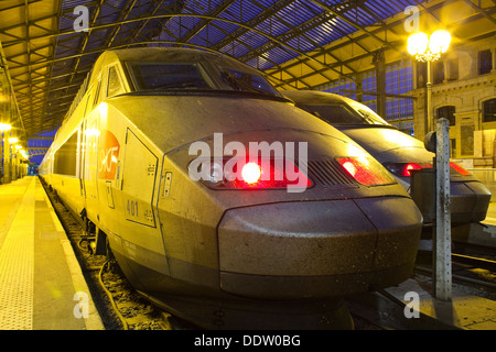 Ein TGV erwartet Abreise am Gare de Tours in Tours, Frankreich. Stockfoto