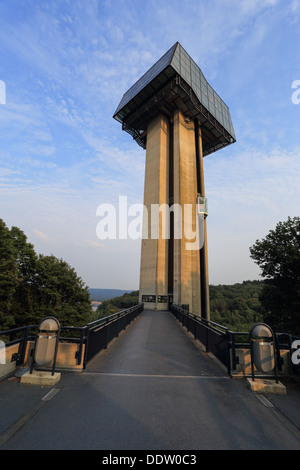 Aussichtsturm an der Gileppe-See in Belgien. Niemand Stockfoto