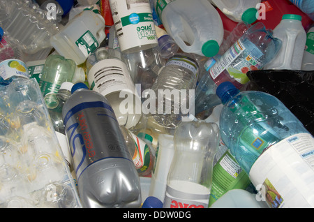 Kunststoff-Flaschen in einem Lagerplatz. Stockfoto