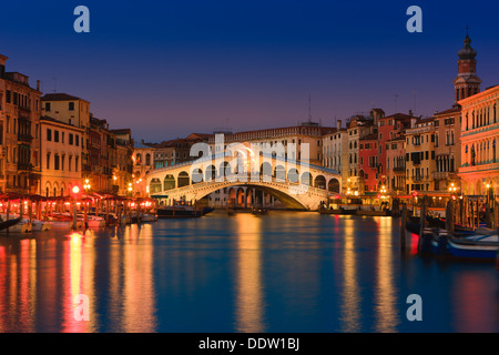 Sonnenuntergang in Venedig mit Blick auf die Rialtobrücke über den Canal Grande Stockfoto