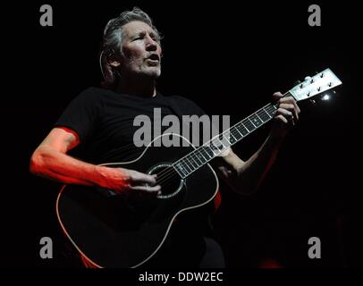 Düsseldorf, Deutschland. 06. September 2013. Britischer Sänger Roger Waters steht auf der Bühne während seiner "The Wall" Tour in der Esprit Arena in Düsseldorf, 6. September 2013. Der Mitbegründer der Rockgruppe Pink Floyd feiert seinen 70. Geburtstag am 06 September. : Bildnachweis HENNING KAISER: Dpa picture-Alliance/Alamy Live News Stockfoto