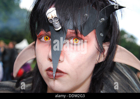 bunte junge Frau am 2012 Fantasy Fair Arcen Niederlande Stockfoto