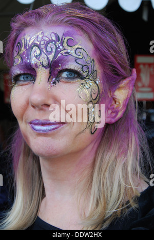 bunte junge Frau am 2012 Fantasy Fair Arcen Niederlande Stockfoto