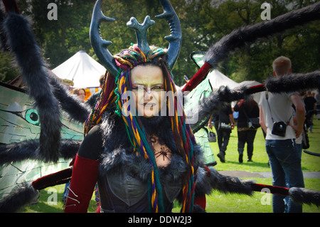 bunte junge Frau am 2012 Fantasy Fair Arcen Niederlande Stockfoto