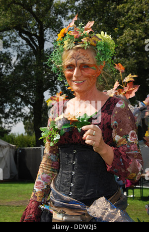 bunte junge Frau am 2012 Fantasy Fair Arcen Niederlande Stockfoto