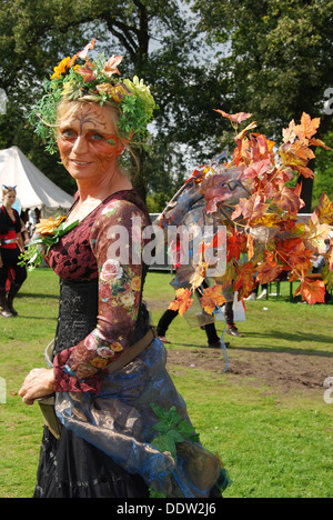 bunte junge Frau am 2012 Fantasy Fair Arcen Niederlande Stockfoto