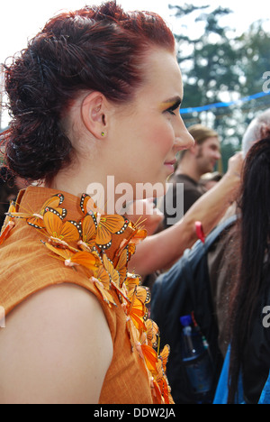 bunte junge Frau am 2012 Fantasy Fair Arcen Niederlande Stockfoto