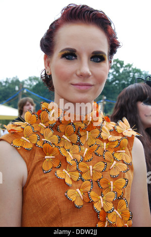 bunte junge Frau am 2012 Fantasy Fair Arcen Niederlande Stockfoto