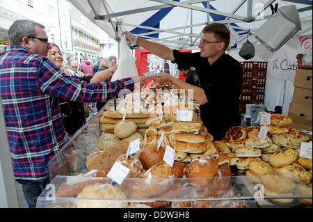 Einem der Stände dienen bei der Brighton und Hove Food and Drink Festival Stockfoto