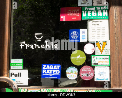 Frontscheibe Aufkleber von Franchia veganes Restaurant, NYC, USA Stockfoto