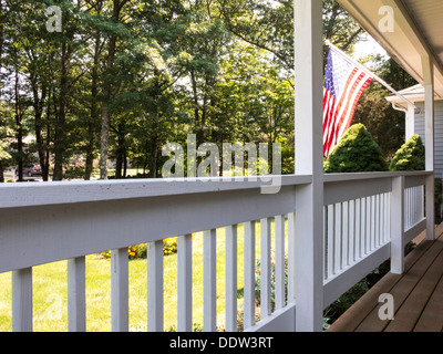 Unberührten Suburban Veranda zu präsentieren und und Hof mit US-Flagge, USA Stockfoto