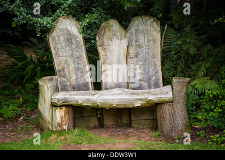 Holzbank aus Baumstämmen gefertigt Stockfoto