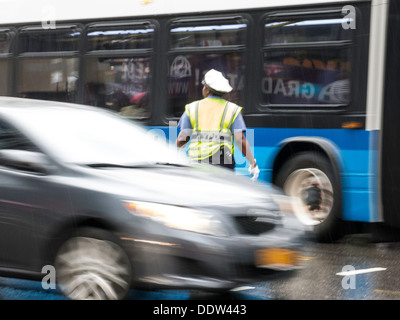 Polizei-Person Regie Traffic, belebten Kreuzung, NYC Stockfoto