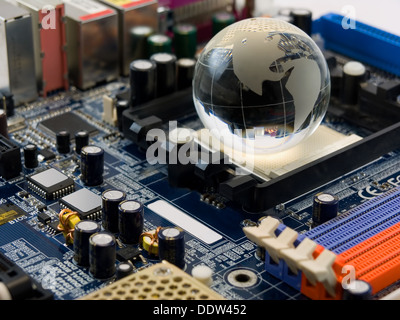 Elektronischen Welt (multicolor-System Computerplatine mit Kristall-Kugel) Stockfoto