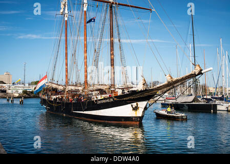 Melbourne, Australien. 7. September 2013. Die niederländische Topsail Schooner Oosterschelde bereitet sich auf dock in Williamstown zu Beginn des Melbourne International Tall Ship Festival. Drei Schiffe aus den Niederlanden kommen andere aus Großbritannien und vier aus Australien in einer einwöchigen Feier des Segels. Bildnachweis: Wanderworldimages/Alamy Live-Nachrichten Stockfoto