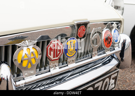 Abzeichen auf dem Grill von einem alten MG wie AA, RAC und MG Owners Club Stockfoto