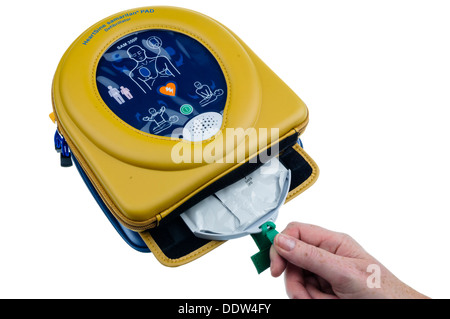 Frau entfernt die Pads aus einem automatischen Defibrillator Heartsine SAM350 Stockfoto