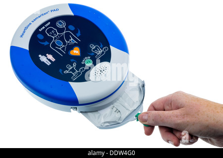 Frau zieht die Pads aus einem automatischen Defibrillator Heartsine SAM350P Stockfoto