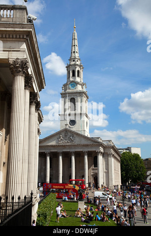 Blick auf St. Martin in die Felder-Kirche von der National Gallery am Trafalgar Square - London-UK Stockfoto