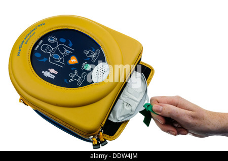 Frau entfernt die Pads aus einem automatischen Defibrillator Heartsine SAM350P Stockfoto