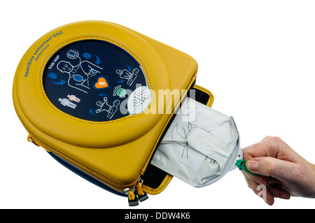 Frau entfernt die Pads aus einem automatischen Defibrillator Heartsine SAM350P Stockfoto