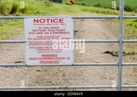 Besatzer Haftung Act 1995 Hinweis Schild am Tor einer Bauernhof-Warnung, die unerlaubte Einreise ist verboten. Stockfoto