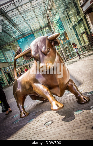 Der Guardian Bronze Stier Klangskulptur am Eingang zum Bullring Shopping Centre in Birmingham, England. Stockfoto