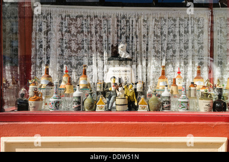 Whisky und anderen Getränkeflaschen auf dem Display in das Fenster ein typischer Irish Pub Stockfoto