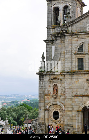 Kloster São Martinho de Tibães, Hochzeit im Gange, Gäste anreisen, Montage, Tibães, Nord-westlich von Braga, Nordportugal Stockfoto