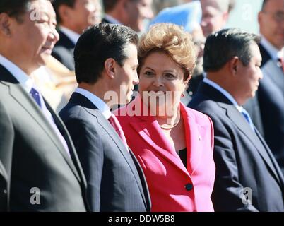 St. Petersburg, Russland. 6. September 2013. Präsident von der Föderativen Republik von Brasilien Dilma Vana Rousseff, Mitte rechts und Präsident der Vereinigten Mexikanischen Staaten Enrique Pena Nieto, Mitte links, an der offiziellen Gruppe-Foto-Session auf Staats-und Regierungschefs der G20-Gipfel in St. Petersburg, Russland am 6. September 2013. : Obligatorisch Host Foto Auskunftei über CNP Stockfoto