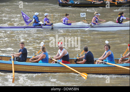Tower Bridge, London, UK. 7. September 2013. Ruderer Ansatz Tower Bridge, wie sie in The Great River Race von Docklands, Schinken in Surrey teilnehmen. Bildnachweis: Matthew Chattle/Alamy Live-Nachrichten Stockfoto