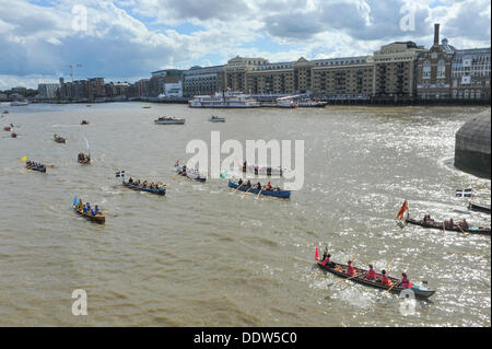 Tower Bridge, London, UK. 7. September 2013. Ruderer Ansatz Tower Bridge, wie sie zu Schinken in Surrey in The Great River Race Fron Docklands teilnehmen. Bildnachweis: Matthew Chattle/Alamy Live-Nachrichten Stockfoto