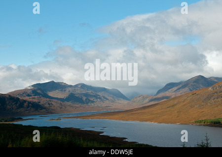 Loch Loyne und den Hügeln von Glen Quoich und Cluanie Wälder, Hochlandregion, Schottland, Großbritannien Stockfoto