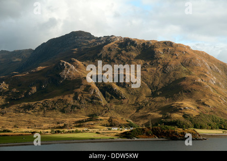 Die Druim Fada Ridge über Camas Ban Bucht auf Loch Hourn, Arnisdale, Hochlandregion, Schottland, UK. Stockfoto