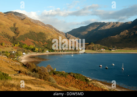 Beinn Bhuidhe (links) und der Druim Fada Ridge über Camas Ban Bucht auf Loch Hourn, Arnisdale, Hochlandregion, Schottland, UK. Stockfoto