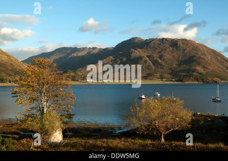 Die Druim Fada Grat über die Bucht von Camas Ban auf Loch Hourn bei Sonnenuntergang, Arnisdale, Hochlandregion, Schottland, UK Stockfoto