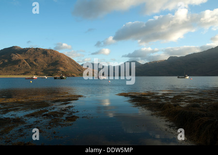 Druim Fada (links) über Loch Hourn, und die Berge von Knoydart aus Arnisdale, Hochlandregion, Schottland, UK Stockfoto