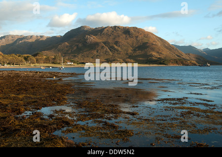 Die Druim Fada Ridge über Camas Ban Bucht Loch Hourn bei Sonnenuntergang, Arnisdale, Hochlandregion, Schottland, UK. Stockfoto