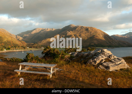 Die Druim Fada Ridge über Camas Ban Bucht Loch Hourn bei Sonnenuntergang, Arnisdale, Hochlandregion, Schottland, UK. Stockfoto