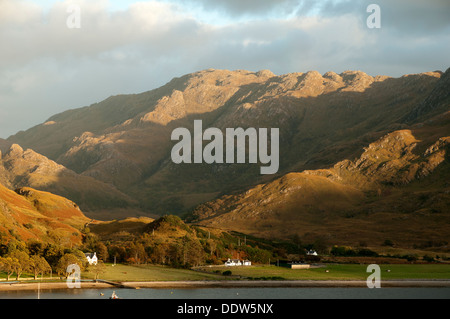 Die Druim Fada Ridge über Camas Ban Bucht Loch Hourn bei Sonnenuntergang, Arnisdale, Hochlandregion, Schottland, UK. Stockfoto