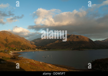 Die Druim Fada Ridge über Camas Ban Bucht Loch Hourn bei Sonnenuntergang, Arnisdale, Hochlandregion, Schottland, UK. Stockfoto