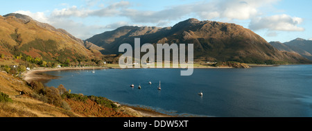 Die Druim Fada Kamm (Mitte) über Camas Ban Bucht auf Loch Hourn, Arnisdale, Hochlandregion, Schottland, UK. Stockfoto