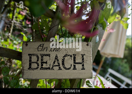 Auf dem Strand-Schild Stockfoto