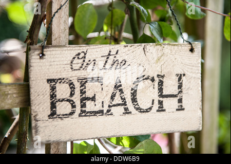 Auf dem Strand-Schild Stockfoto