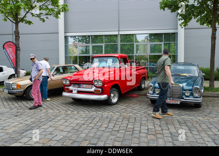 Mercedes-Benz W126 (links), Chevrolet Apache (Task Force) und der Mercedes-Benz W108 (rechts) Stockfoto