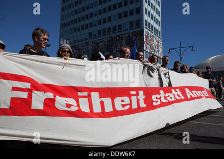 Berlin, Deutschland. 07. Sep, 2013. Tausende versammeln sich am Alexanderplatz in Berlin, Deutschland, ausländische abh Proteste. Bildnachweis: Rey T. Byhre/Alamy Live-Nachrichten Stockfoto