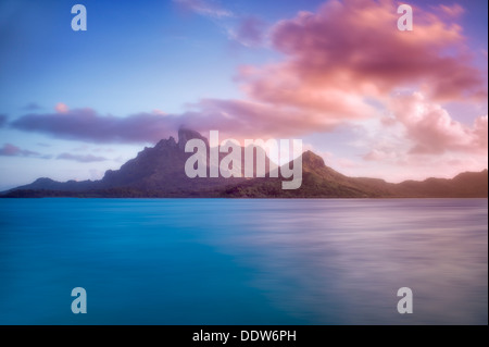Mt. Otemanu bei Sonnenuntergang. Bora Bora. Französisch-Polynesien. Stockfoto