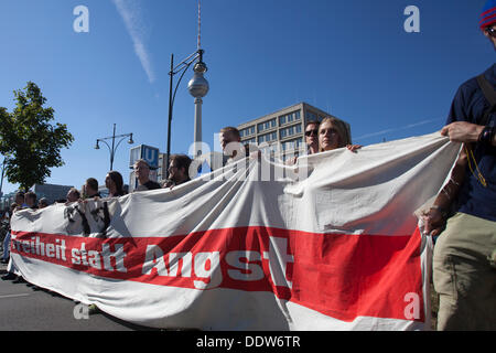 Berlin, Deutschland. 07. Sep, 2013. Tausende versammeln sich am Alexanderplatz in Berlin, Deutschland, ausländische abh Proteste. Bildnachweis: Rey T. Byhre/Alamy Live-Nachrichten Stockfoto