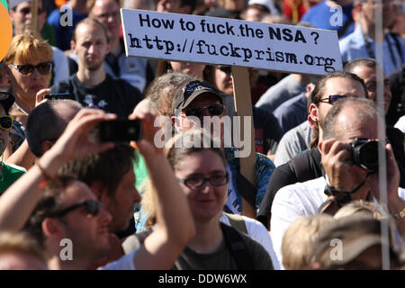 Berlin, Deutschland. 07. Sep, 2013. Tausende versammeln sich am Alexanderplatz in Berlin, Deutschland, ausländische abh Proteste. Bildnachweis: Rey T. Byhre/Alamy Live-Nachrichten Stockfoto