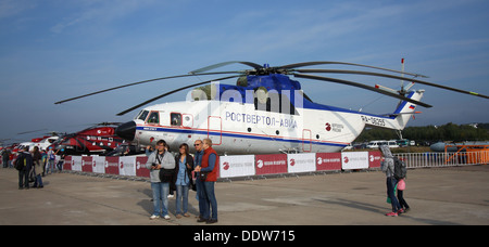 Der MIL Mi-26T ist ein Schwerhubschrauber, der auf dem MAKS-2013 International Aerospace Salon in Russland ausgestellt wird. Dieser leistungsstarke Hubschrauber, der für den Transport großer Fracht entwickelt wurde, ist bekannt für seine Größe und seine Einsatzkapazität. Es wird häufig von Militär und Zivilsektor für schwere Transport-, Rettungs- und Baueinsätze verwendet. Stockfoto